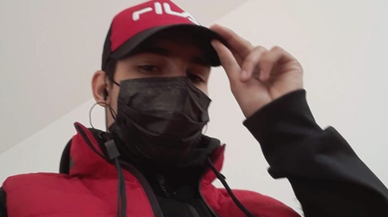 cine este batausul care l a luat la pumni pe livratorul strain pe pagina sa de socializare are poze cu marijuana si arme albe 68b0a16e70a65