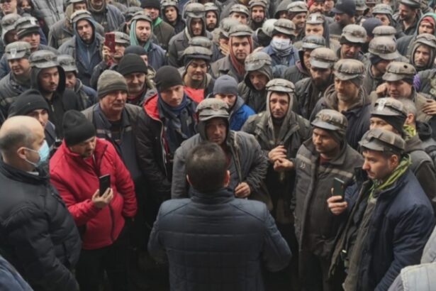 minerii se revolta dupa atacul guvernului la salariile lor ministrul se balbaie cand este intrebat de bani 68a723d9d26a7