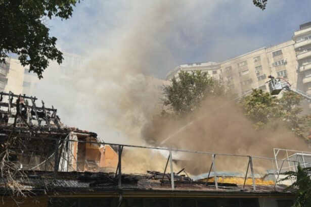 un nou incendiu la fostul restaurant marul de aur din piata victoriei a fost emisa o avertizare ro alert foto video 68b03b8d991cd