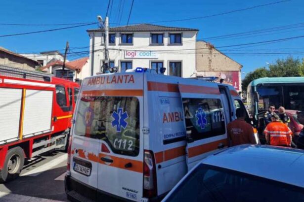 accident cumplit in craiova un autobuz si o masina au intrat in coliziune dupa ce un sofer de 80 de ani nu a acordat prioritate 68cbdca22cbf9