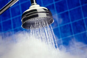 disconfort dublu pentru bucuresteni frig afara si lipsa de apa calda in casa aproape 800 de blocuri din capitala vor fi afectate anuntul termoenergetica 68da6954b3558