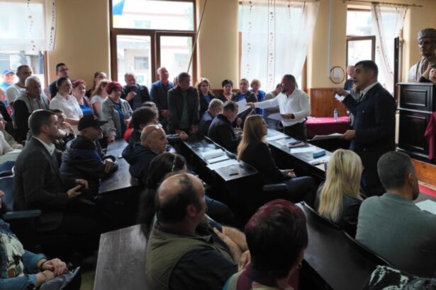 george simion in mijlocul romanilor din brad dati afara de la fabrica cer interventia premierului si a ministrului economiei 68d7a1e3c1a2b