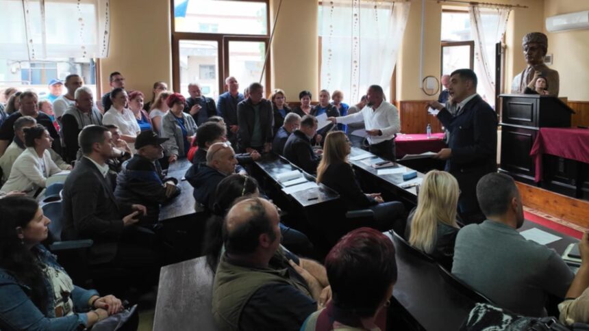 george simion in mijlocul romanilor din brad dati afara de la fabrica cer interventia premierului si a ministrului economiei 68d7a1e3c1a2b