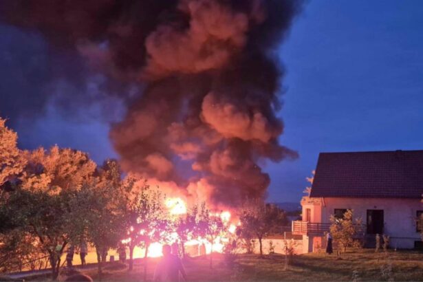 incendiu puternic in judetul suceava pompierii au intervenit cu mai multe autospeciale 68d447e59f56f