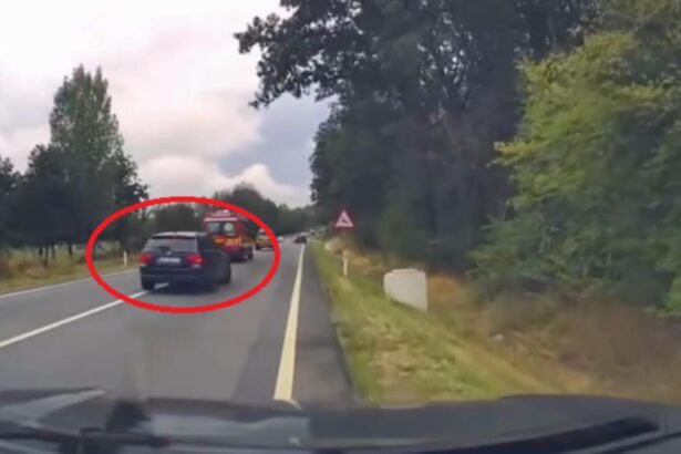 pericol pe soselele din bihor soferi filmati circuland periculos in spatele unei ambulante a fost sesizata politia video 68c12dae27628