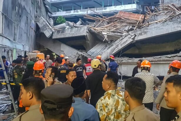 zeci de elevi blocati de peste 12 ore dupa prabusirea unei scoli in indonezia lupta contracronometru un mort si mai multi raniti toti copii 68dbb064a56d8