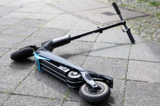 accident grav in constanta o fetita de 6 ani ani care traversa strada pe trotineta prin loc nepermis a fost lovita de o autoutilitara 68debf495236a