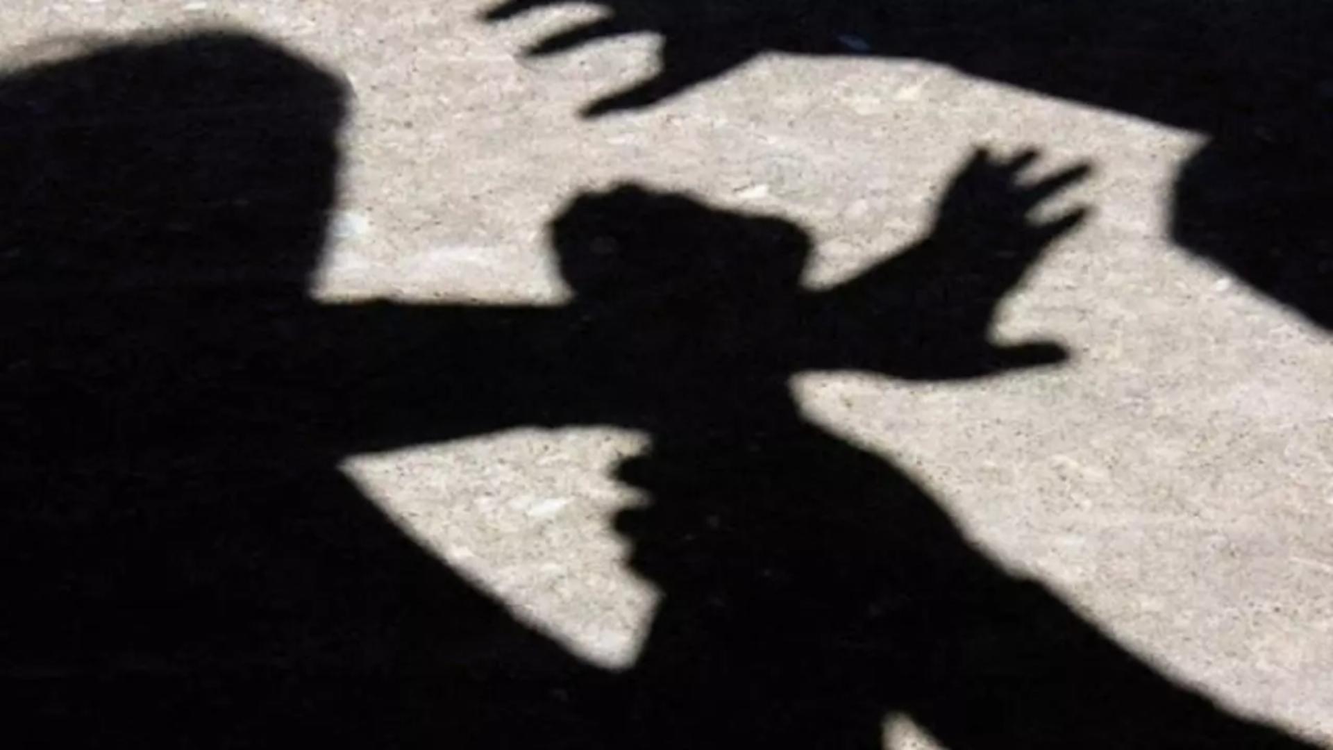 adolescenta care si a batut colega intr o scoala din arad plasata sub control judiciar victima a fost lovita pana cand si a pierdut cunostinta 68e8eb41da313