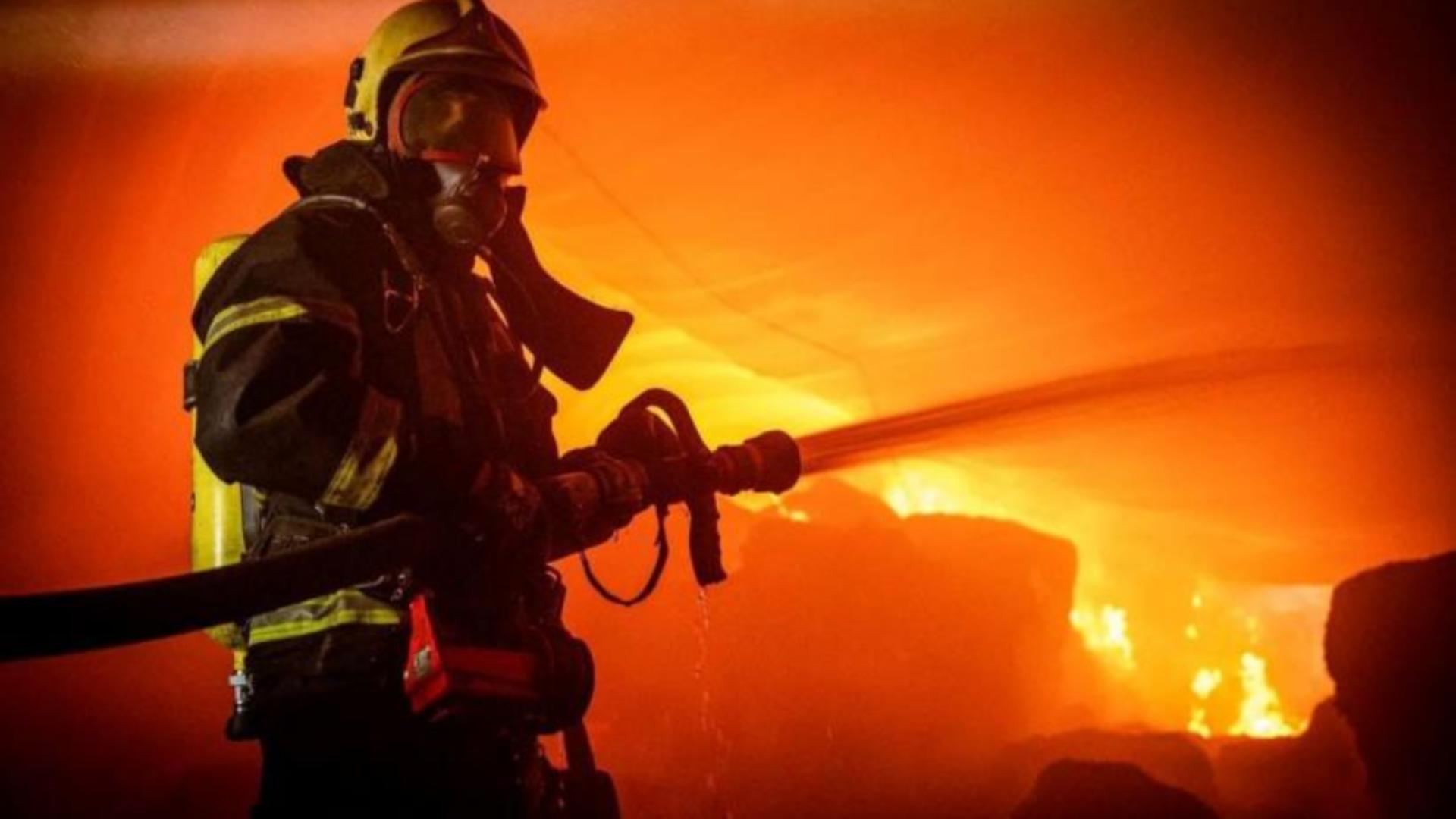 incendiu devastator intr un bloc din constanta o victima dupa ce apartamentul i a fost mistuit de flacari 68e888bb567d7