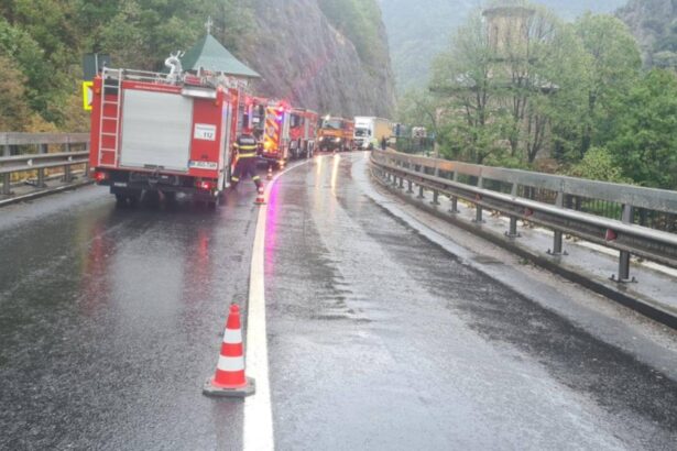 incendiu la chiliile manastirii cozia veche traficul pe dn 7 restrictionat din cauza numarului mare de autospeciale ale pompierilor foto 68df7e70181d7
