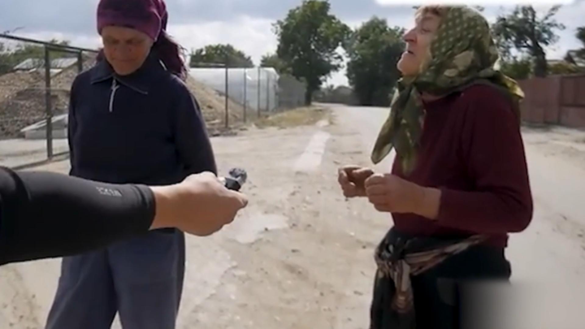 pensionarele de la tara rad cu lacrimi de nicusor si bolojan scene savuroase cum ii imita pe cei doi din fruntea statului 68e914363993f