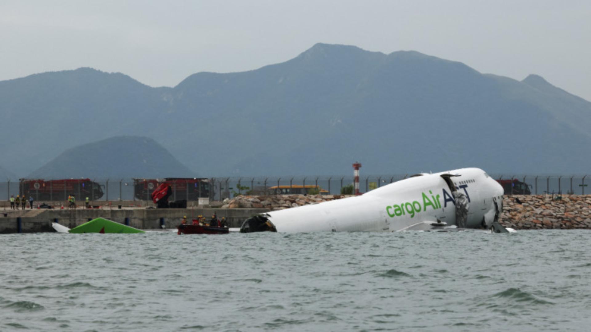 tragedie pe aeroportul din hong kong un avion cargo a lovit un vehicul si s a prabusit in mare doi oameni au murit 68f5d9bace35f