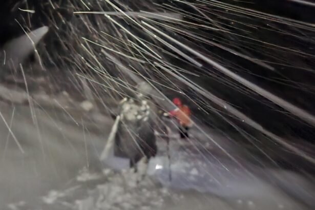 turist din bucuresti ratacit pe munte salvat de salvamontistii din sibiu barbatul era echipat necorespunzator si nu cunostea traseele 68df79714f231