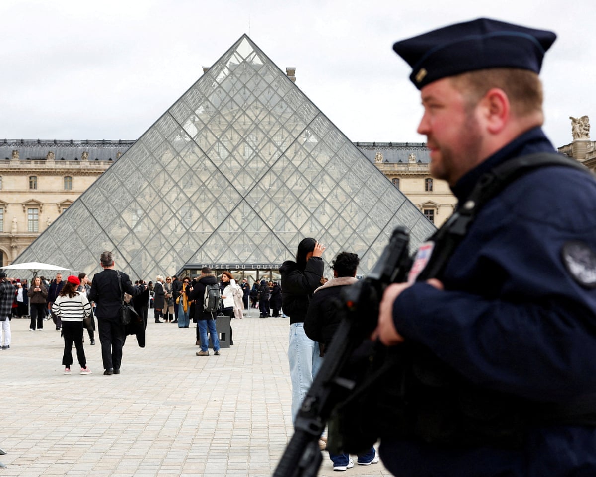 louvre heist a deafening wake up call says auditor 690c8d6567ff9