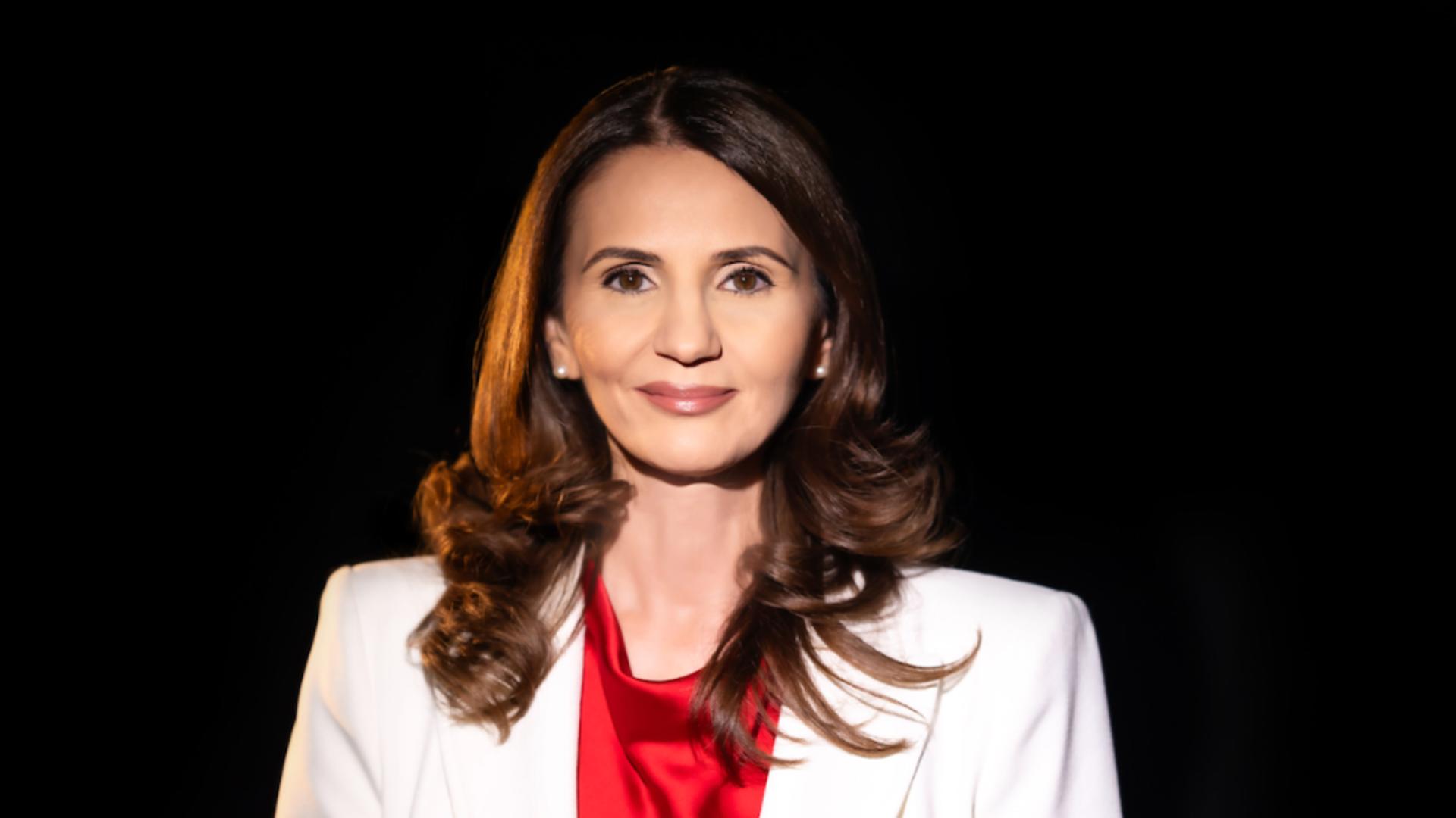 mobilizare uriasa pentru candidatura ancai alexandrescu strangere de semnaturi in piata universitatii intre orele 12 20 690ee983e427f