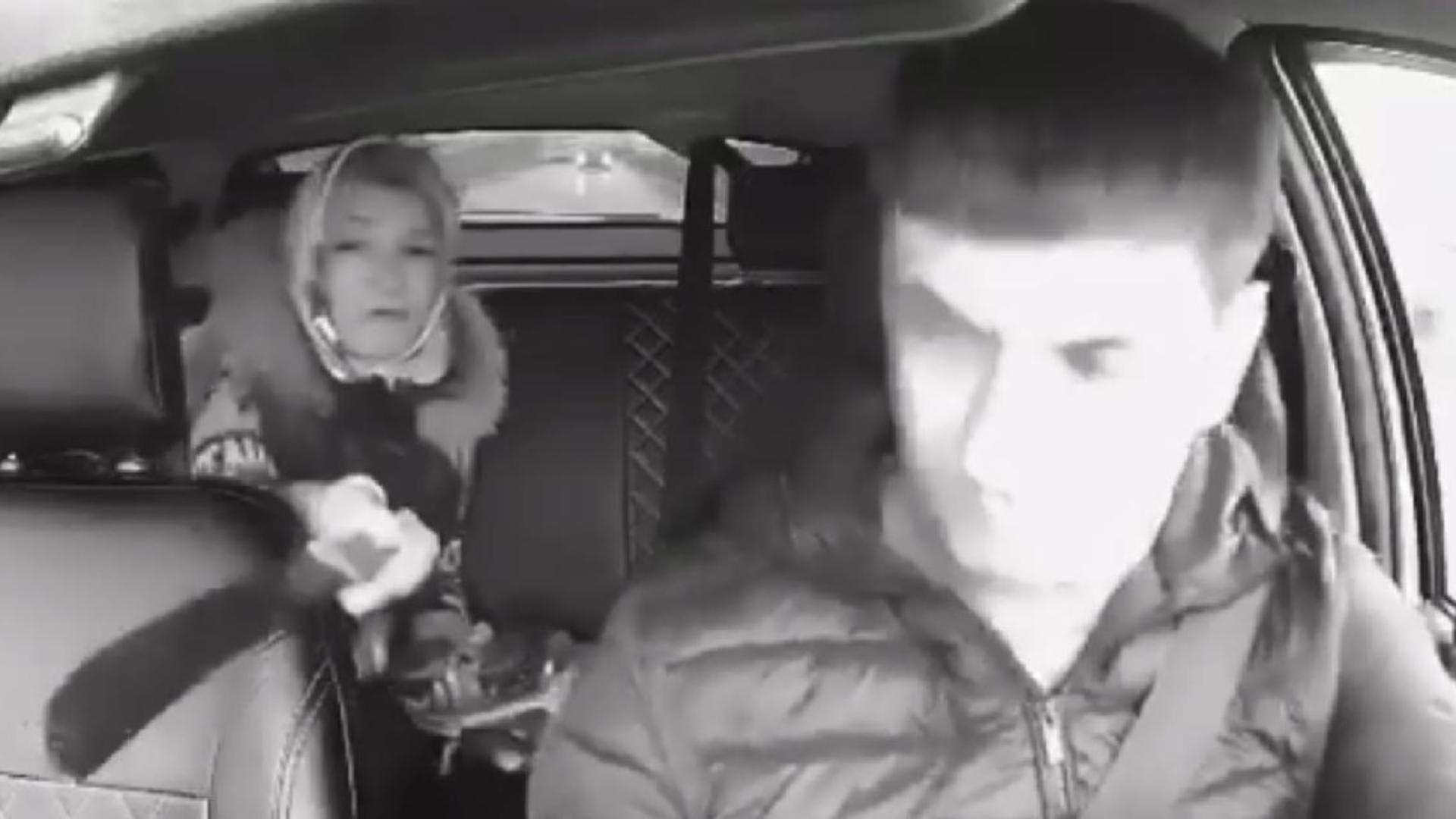 scena socanta intr un taxi o pasagera a scos o maceta si l a fortat pe sofer sa schimbe muzica pentru ca nu era pe gustul ei video 691b22afdfc0c